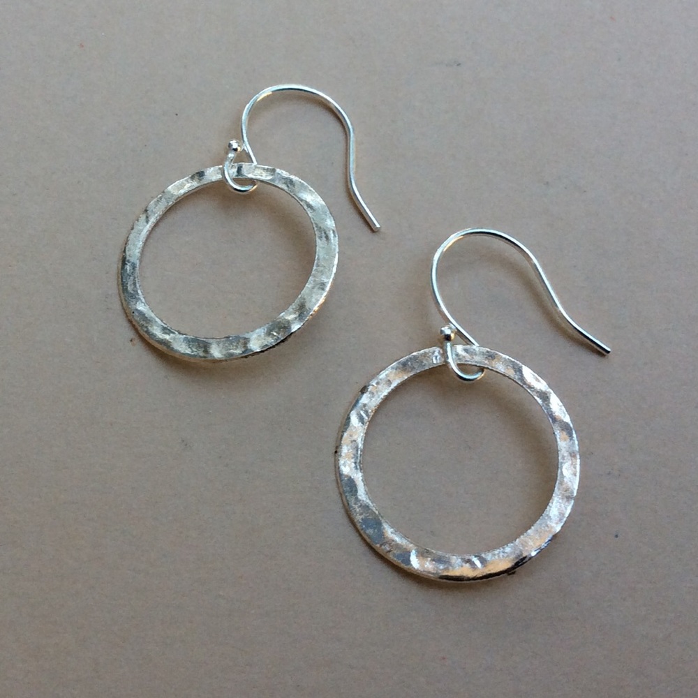 Handcrafted silver hammered circle Earrings - Picture 5 of 9